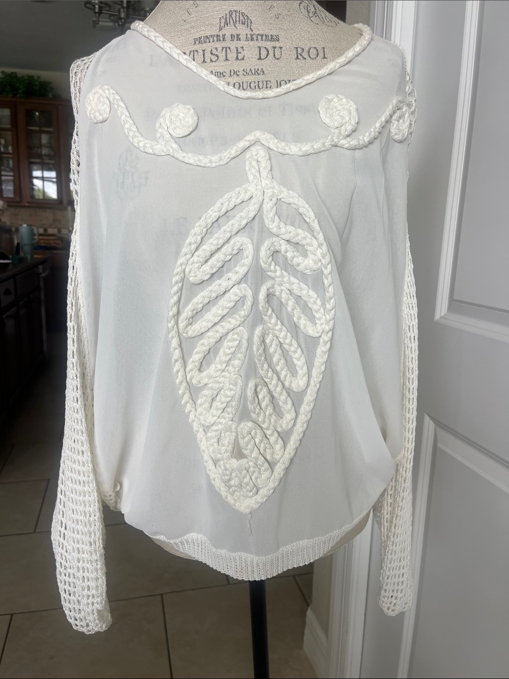 EUC Simply Couture Cher cream blouse w/braided rope leaf front appliqué medium
